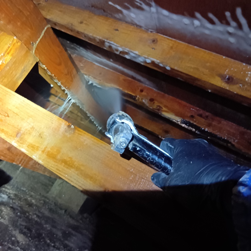 床下木材にシロアリ駆除剤を散布