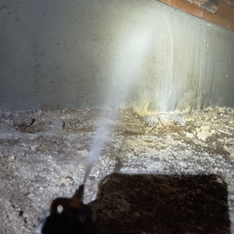 基礎にシロアリ駆除剤を散布