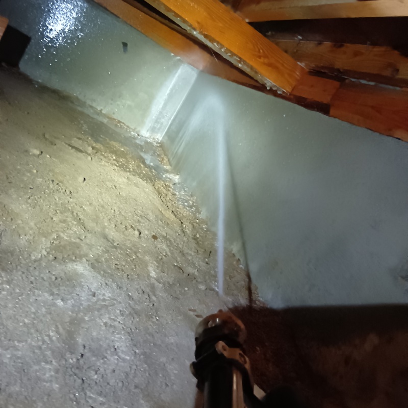 基礎にシロアリ駆除剤を吹き付けている様子