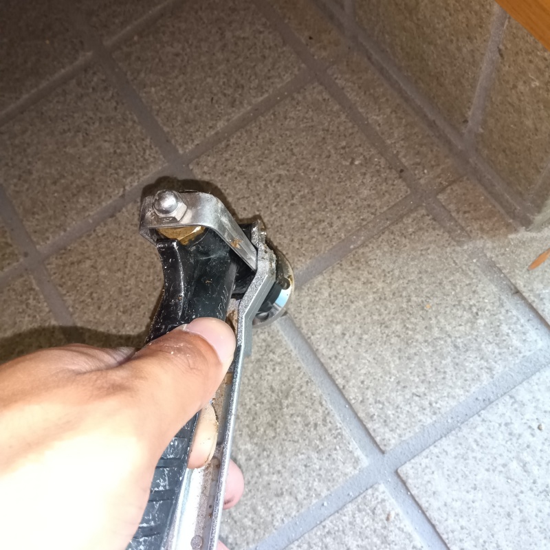 玄関床に穴を開けて防蟻剤を注入