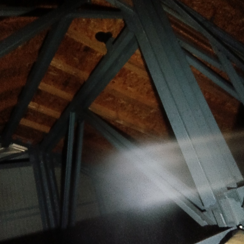 屋根裏の木材にシロアリ駆除剤を散布