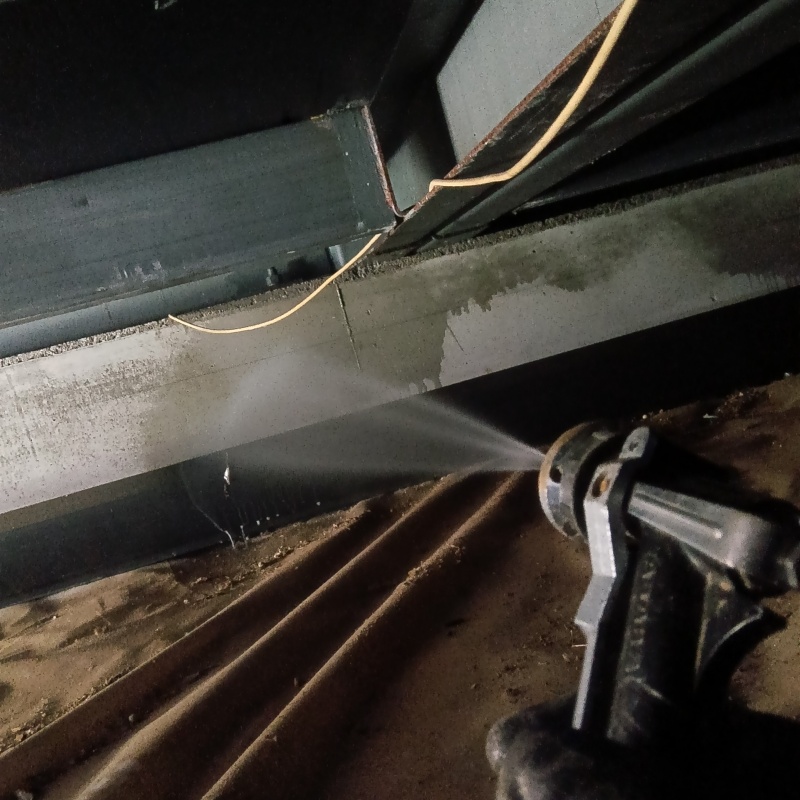 床下の基礎にシロアリ駆除剤を散布