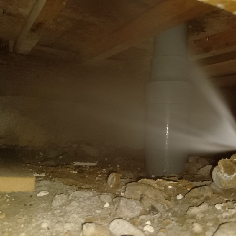 地面・基礎にシロアリ駆除剤を散布