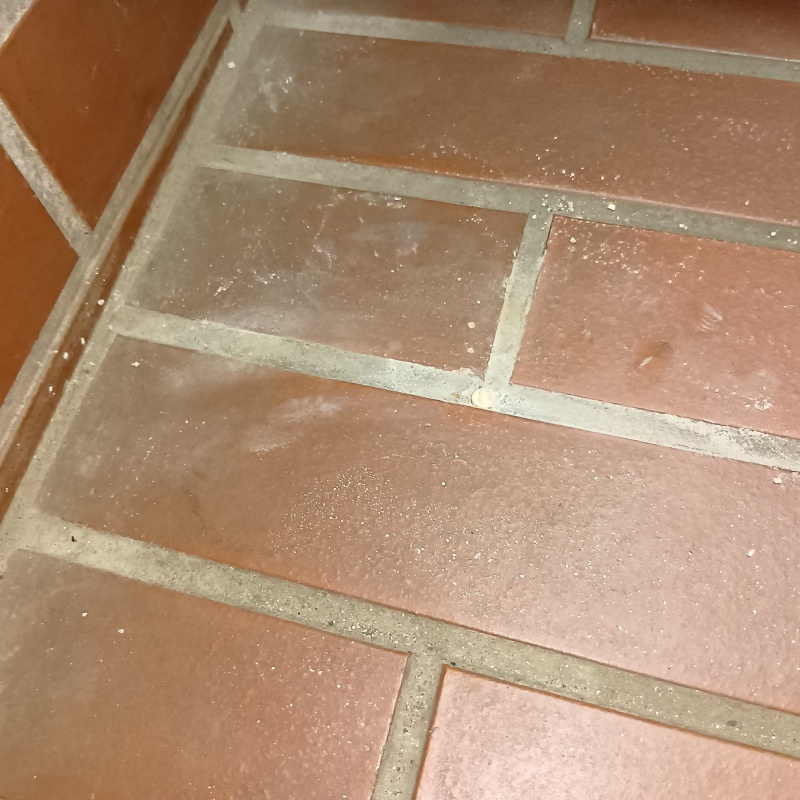 開けた穴をパテで補修