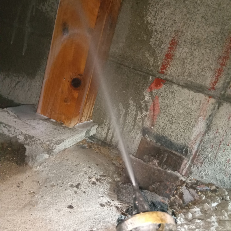 床下木材にシロアリ駆除剤を散布