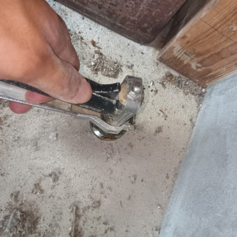 壁内部に直接シロアリ駆除剤を注入