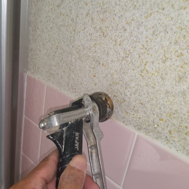 玄関先のコンクリートに穴を開けて防蟻剤を注入