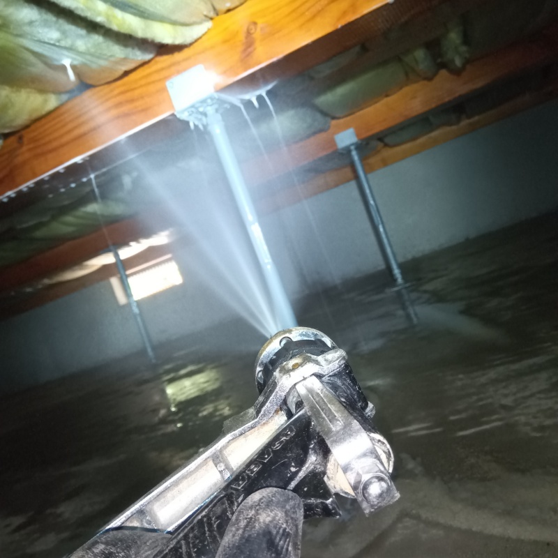 床下断熱材にシロアリ駆除剤を散布