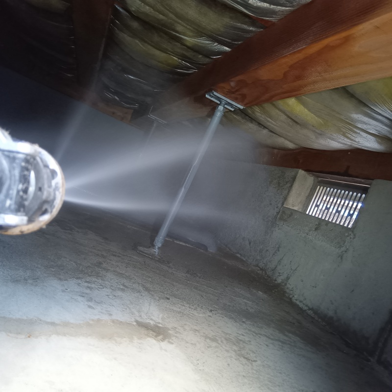 床下木材にシロアリ駆除剤を散布