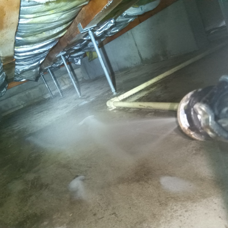 地面・基礎にシロアリ駆除剤を散布