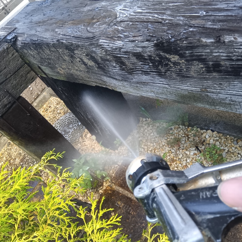 建物外周の土壌にシロアリ駆除剤を散布