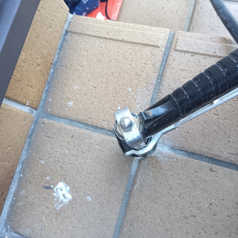 玄関床に穴を開けてシロアリ駆除剤を注入