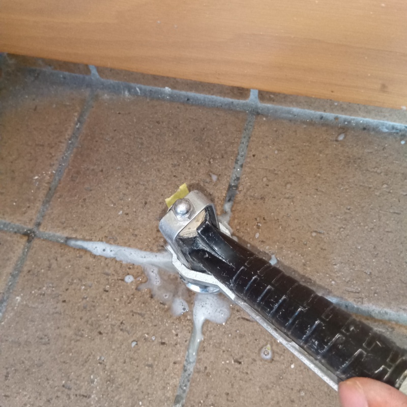 玄関床の目地からシロアリ駆除剤を注入