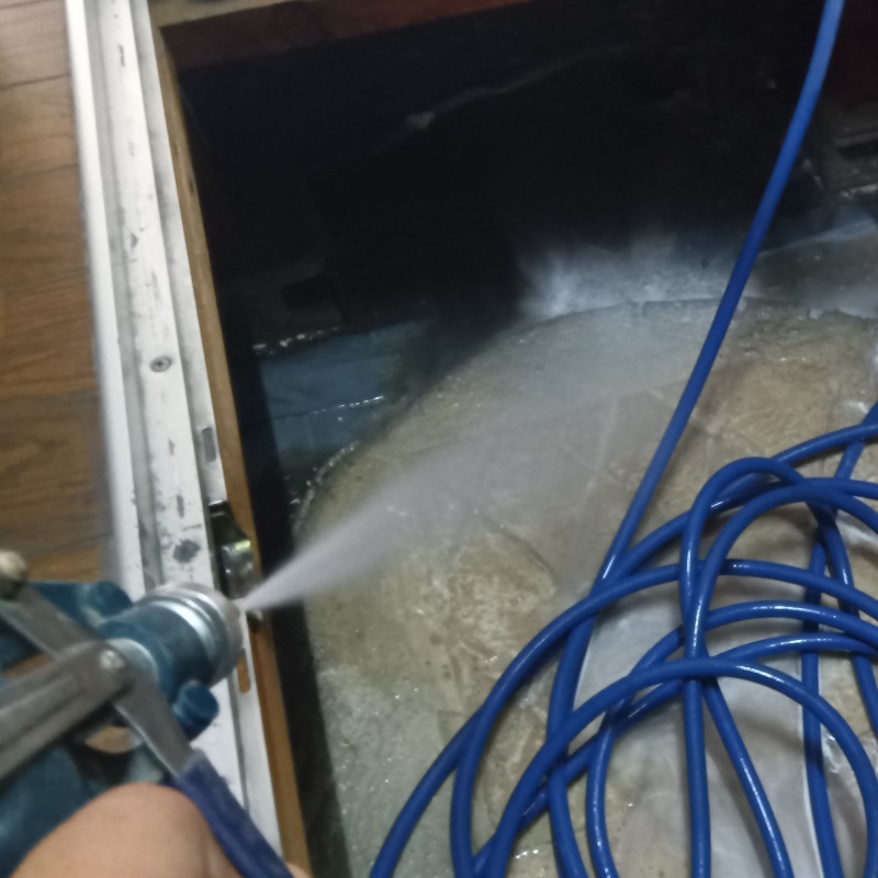 床下の地面にシロアリ駆除剤を散布