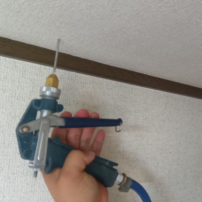 天井にシロアリ駆除剤を注入