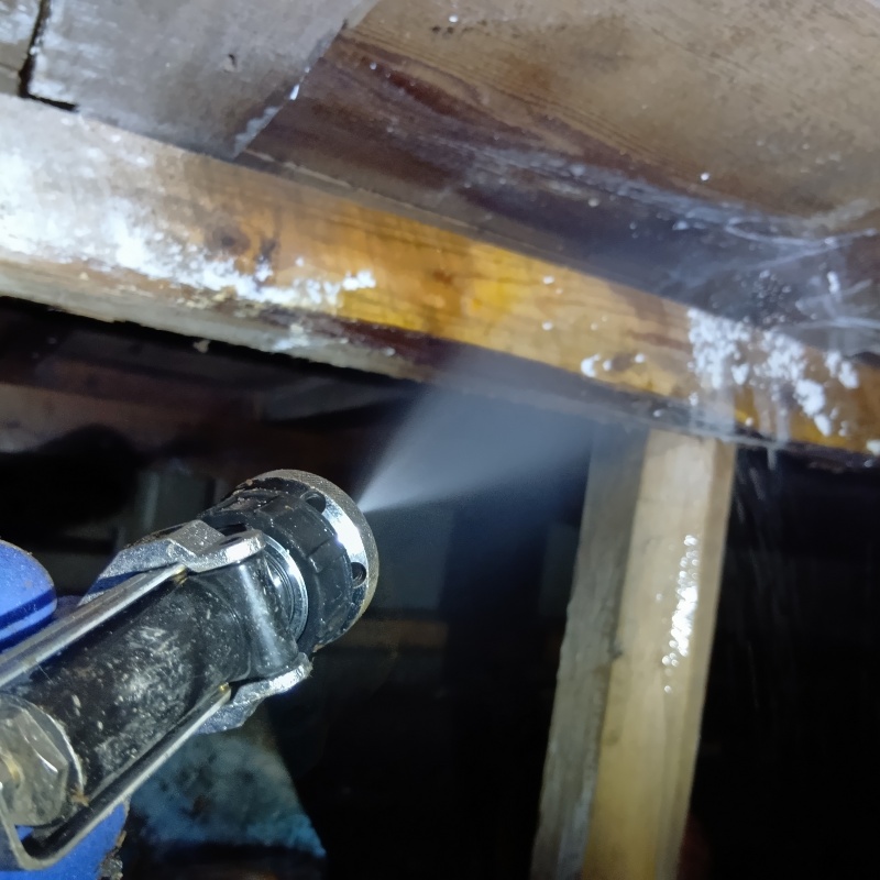 床下木材にシロアリ駆除剤を散布