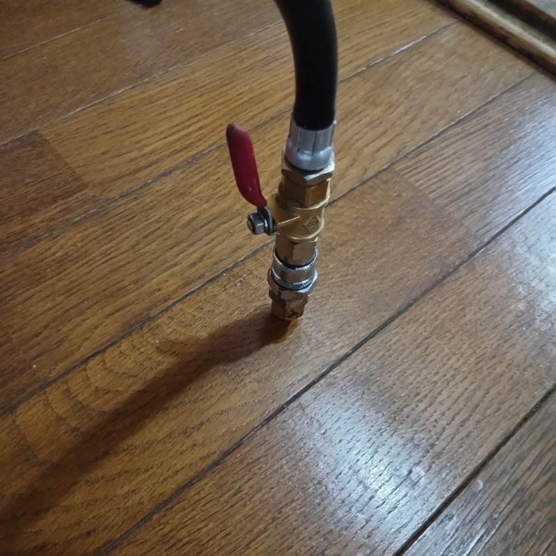 木製のフローリングに穴を開けてシロアリ駆除剤を注入