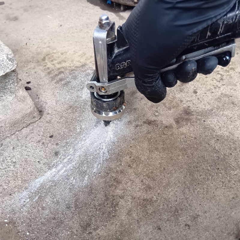 コンクリートに穴を開けてシロアリ駆除剤を注入