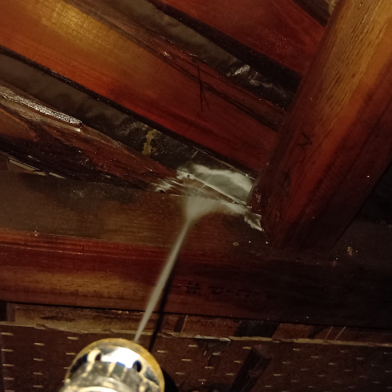 傷んだ木材にシロアリ駆除剤を散布