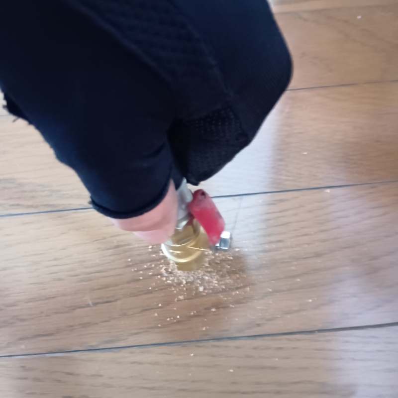 フローリングに穴を開けてシロアリ駆除剤を注入