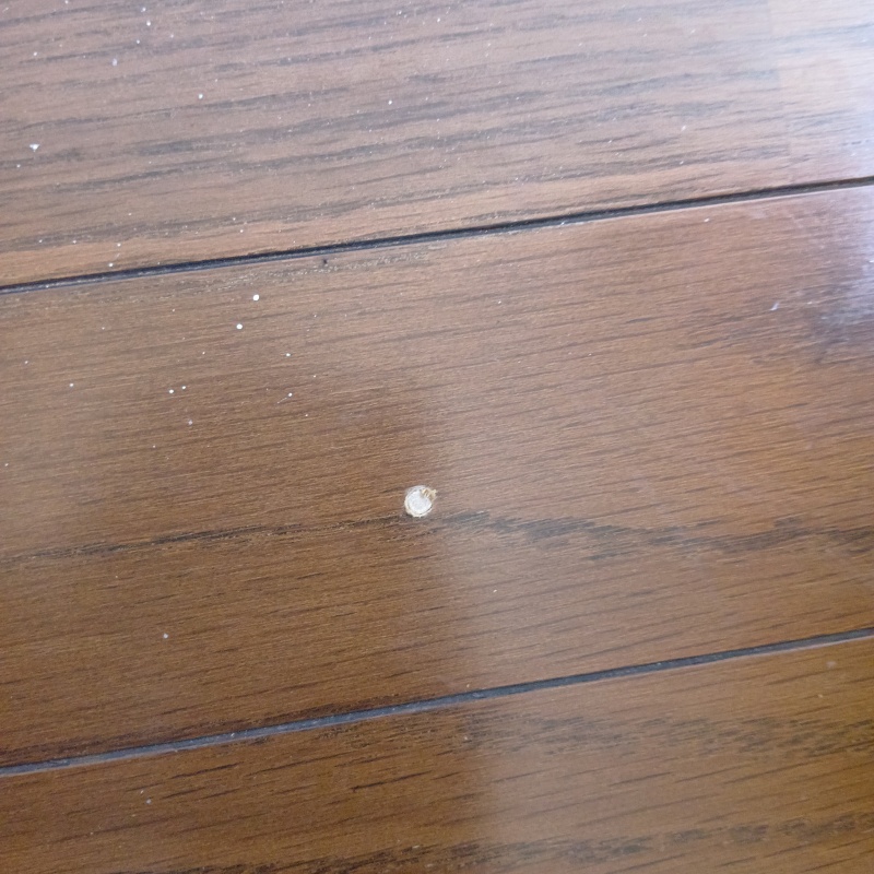 開けた穴をパテで補修