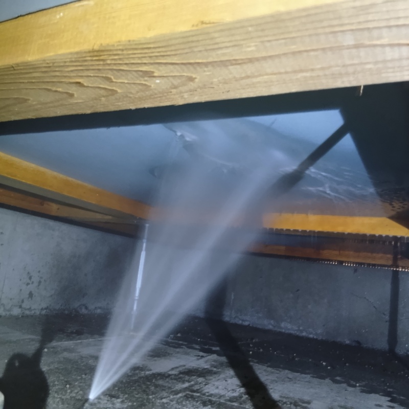 床下断熱材に防蟻剤を散布