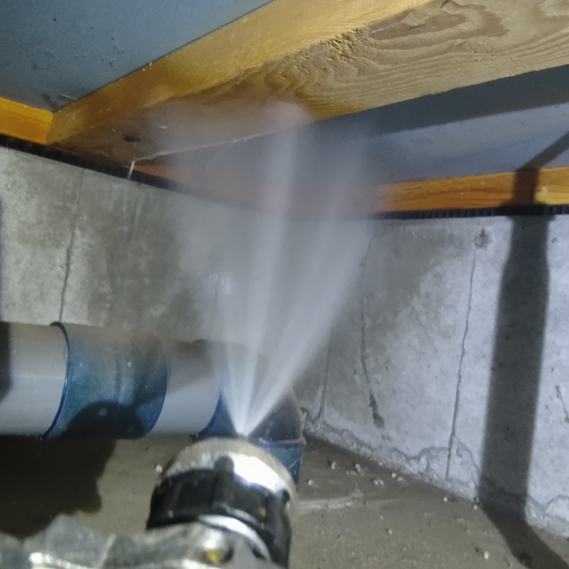 床下木材に防蟻剤を散布