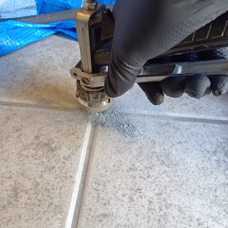 玄関床の目地から防蟻剤を注入