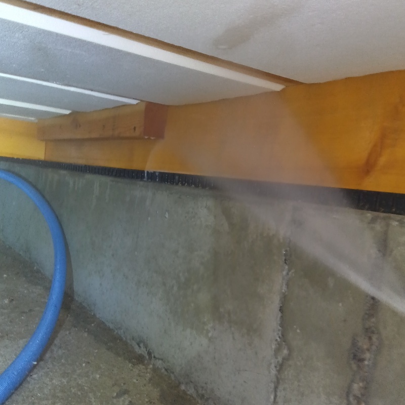 床下断熱材に防蟻剤を散布