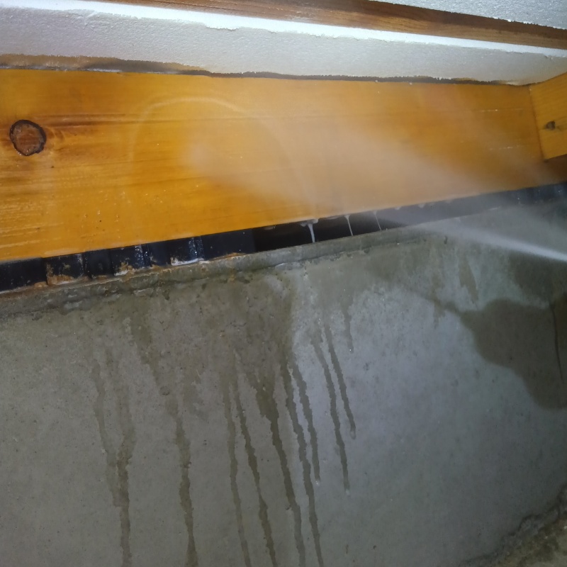 床下木材に防蟻剤を散布