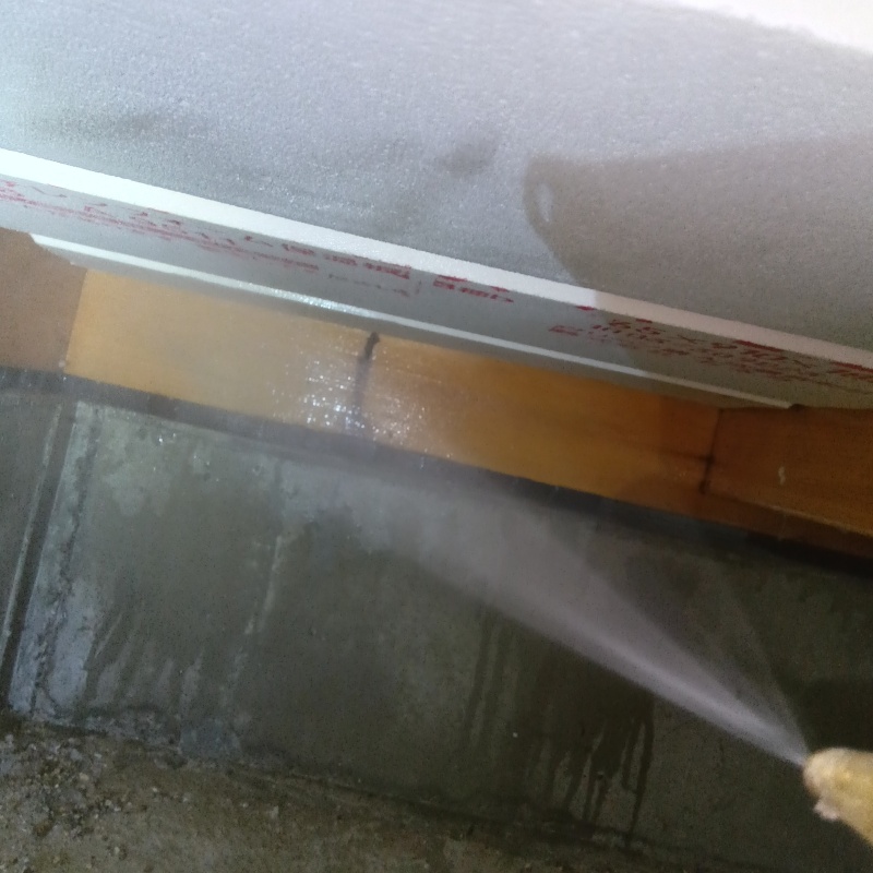 基礎に防蟻剤を散布