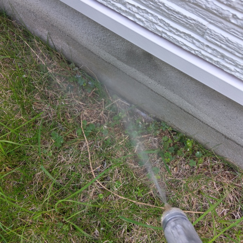 建物外周の土壌に防蟻剤を散布