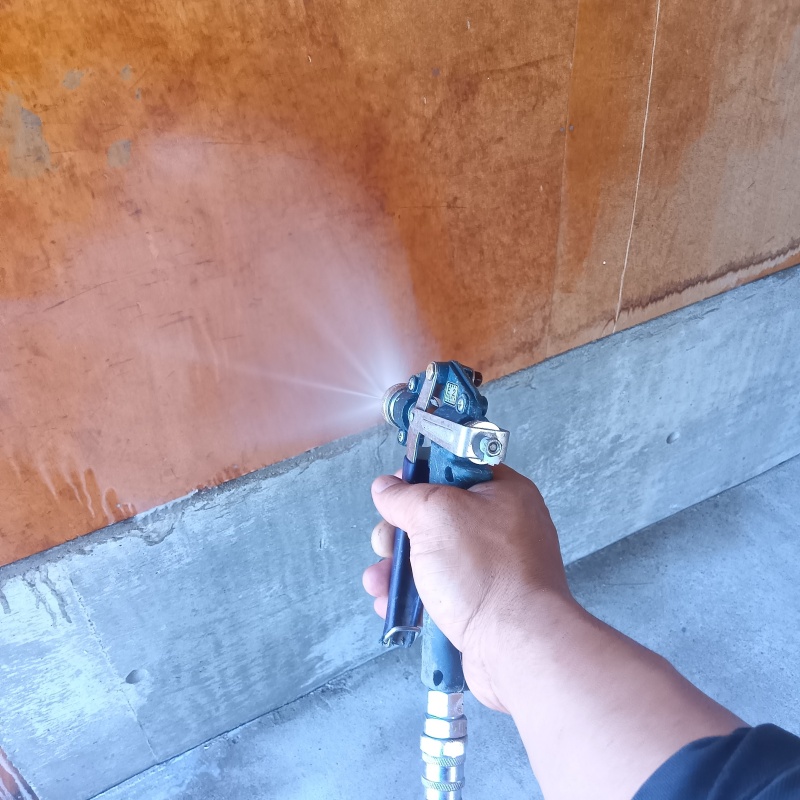 木製の壁材にシロアリ駆除剤を散布