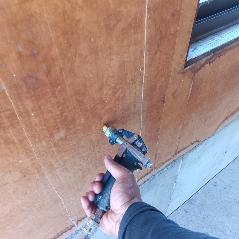 木製の壁材に穴を開けてシロアリ駆除剤を注入