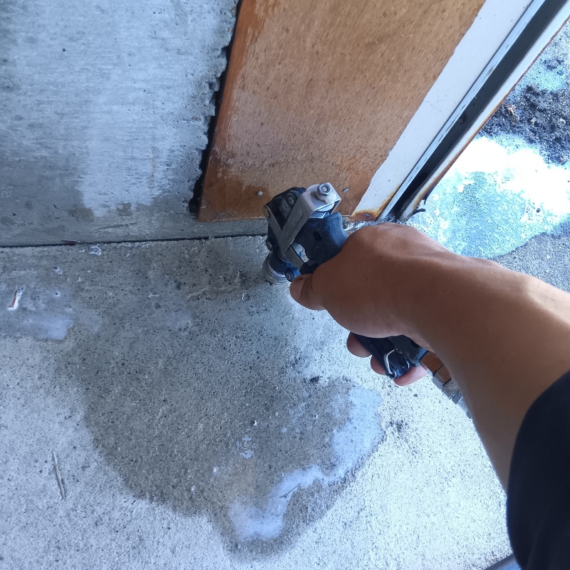 コンクリートの床内部に直接シロアリ駆除剤を注入