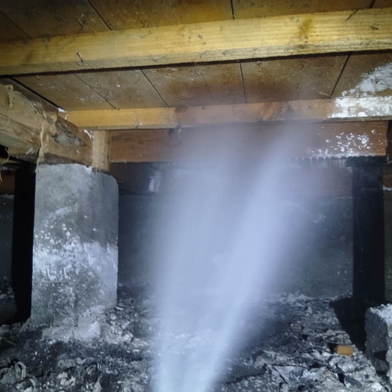 床下木材にシロアリ駆除剤を散布