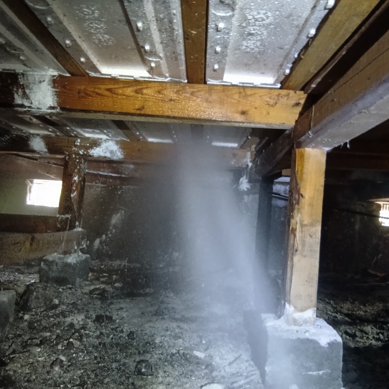 床下断熱材にシロアリ駆除剤を散布