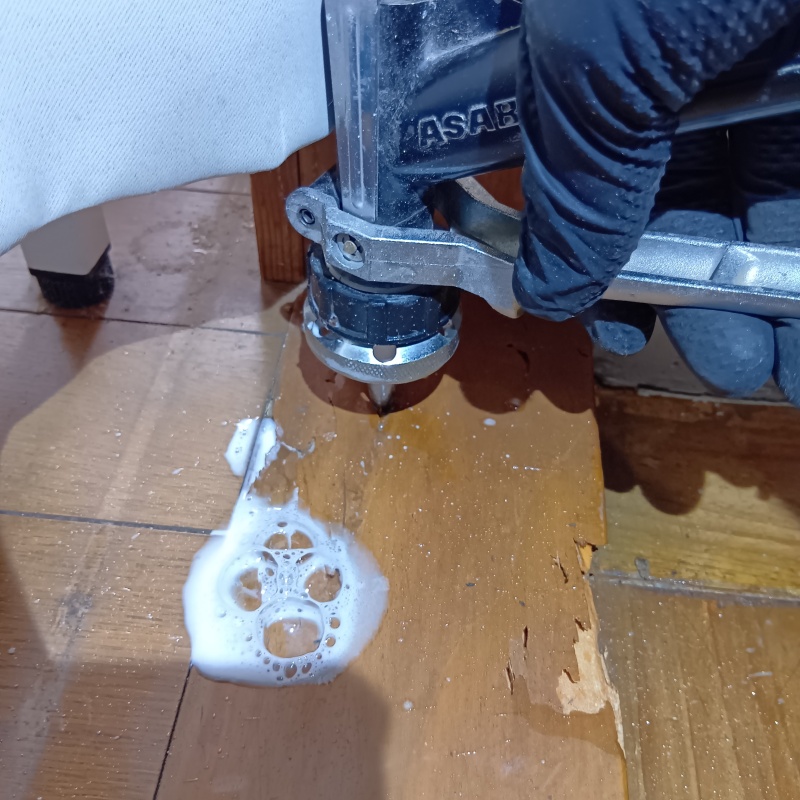 フローリングに穴を開けてシロアリ駆除剤を注入