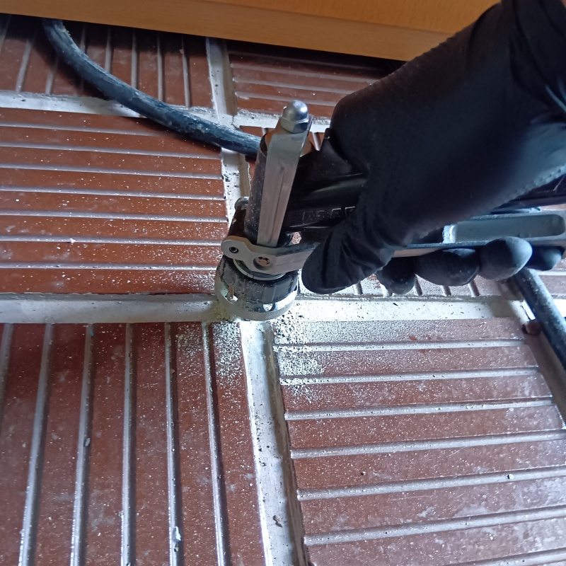 玄関床の目地からシロアリ駆除剤を注入