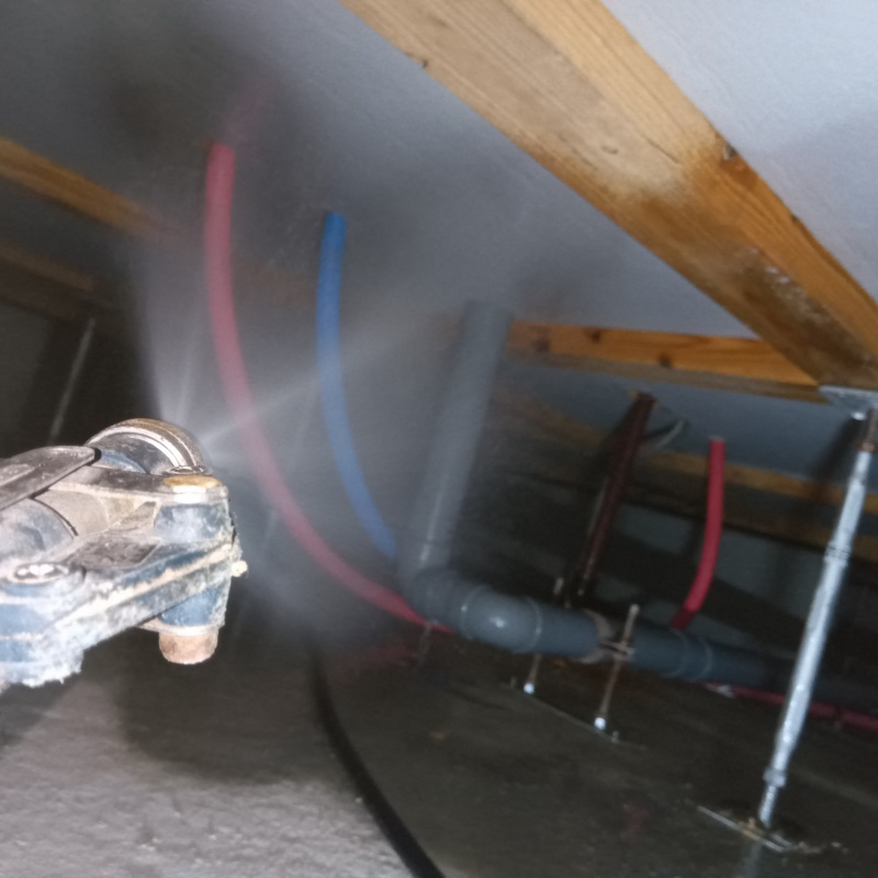 床下断熱材に防蟻剤を散布