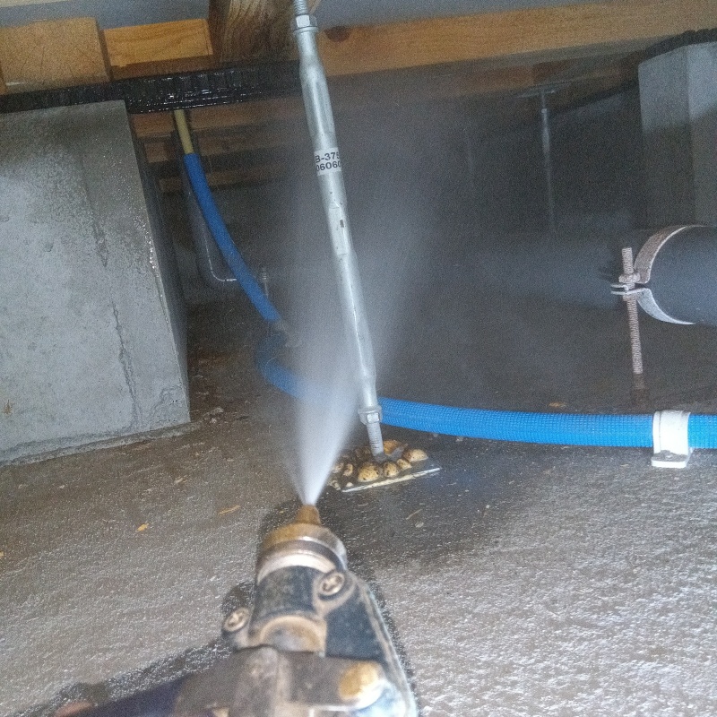 床下木材に防蟻剤を散布