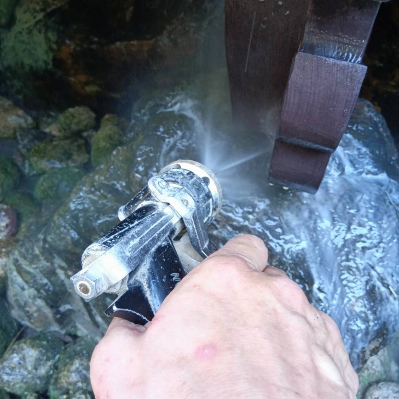 床下木材にシロアリ駆除剤を散布