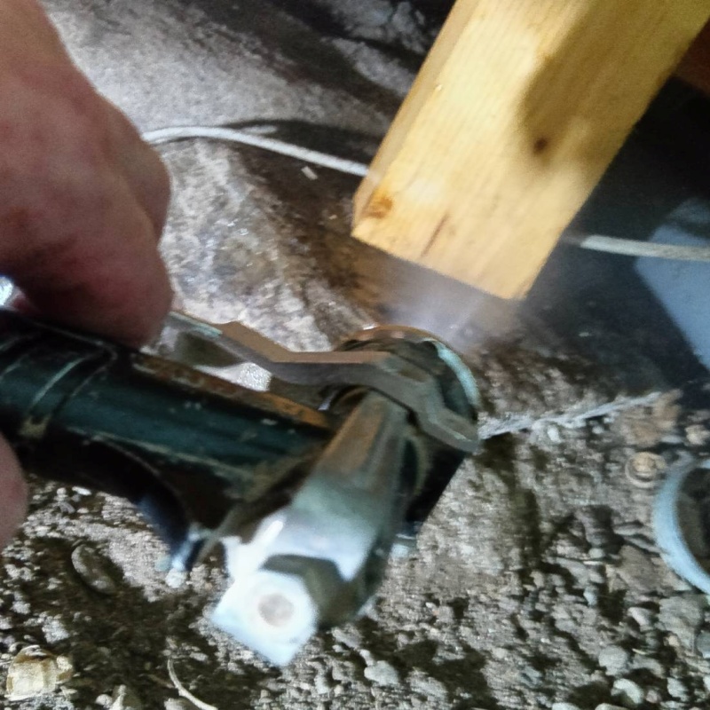 床下木材にシロアリ駆除剤を吹き付けている様子