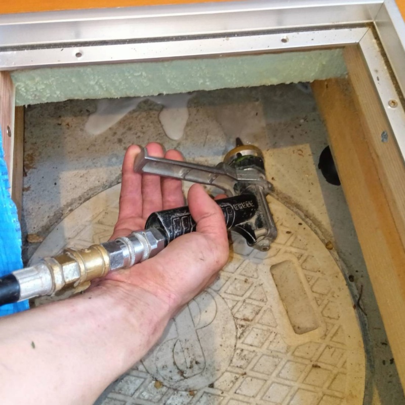 地面にシロアリ駆除剤を散布