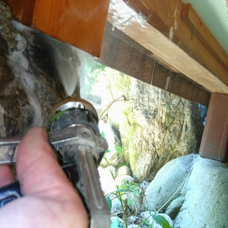 基礎にシロアリ駆除剤を散布