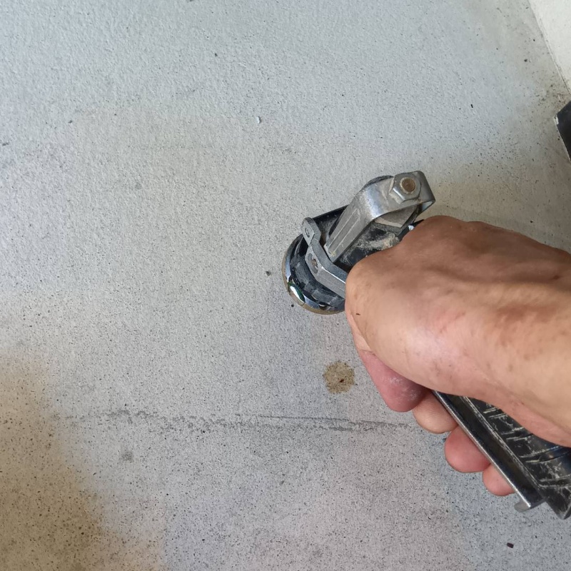 コンクリートに穴を開けてシロアリ駆除剤を注入