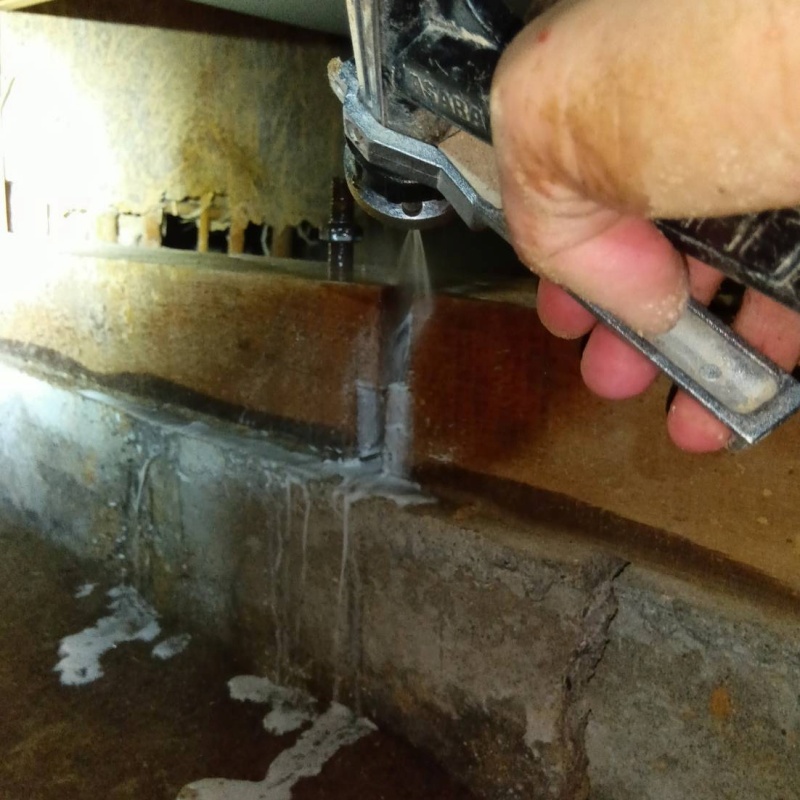 床下木材にシロアリ駆除剤を散布