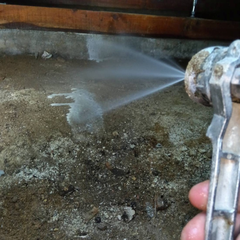 基礎にシロアリ駆除剤を散布