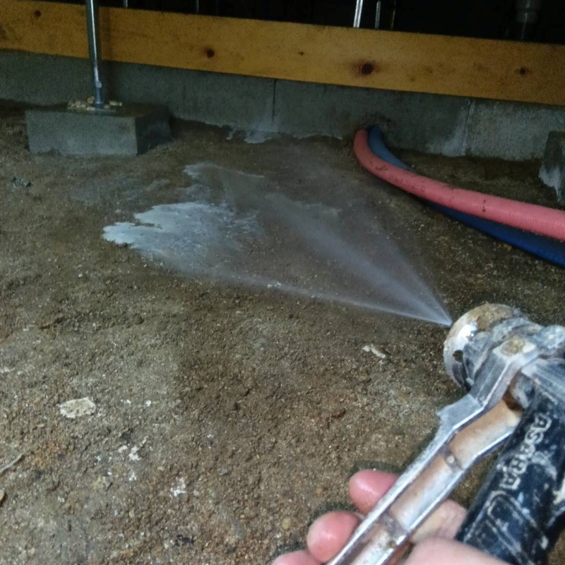 地面にシロアリ駆除剤を散布