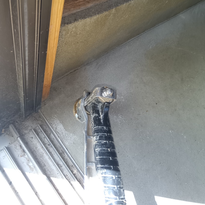 コンクリートに穴を開けてシロアリ駆除剤を注入